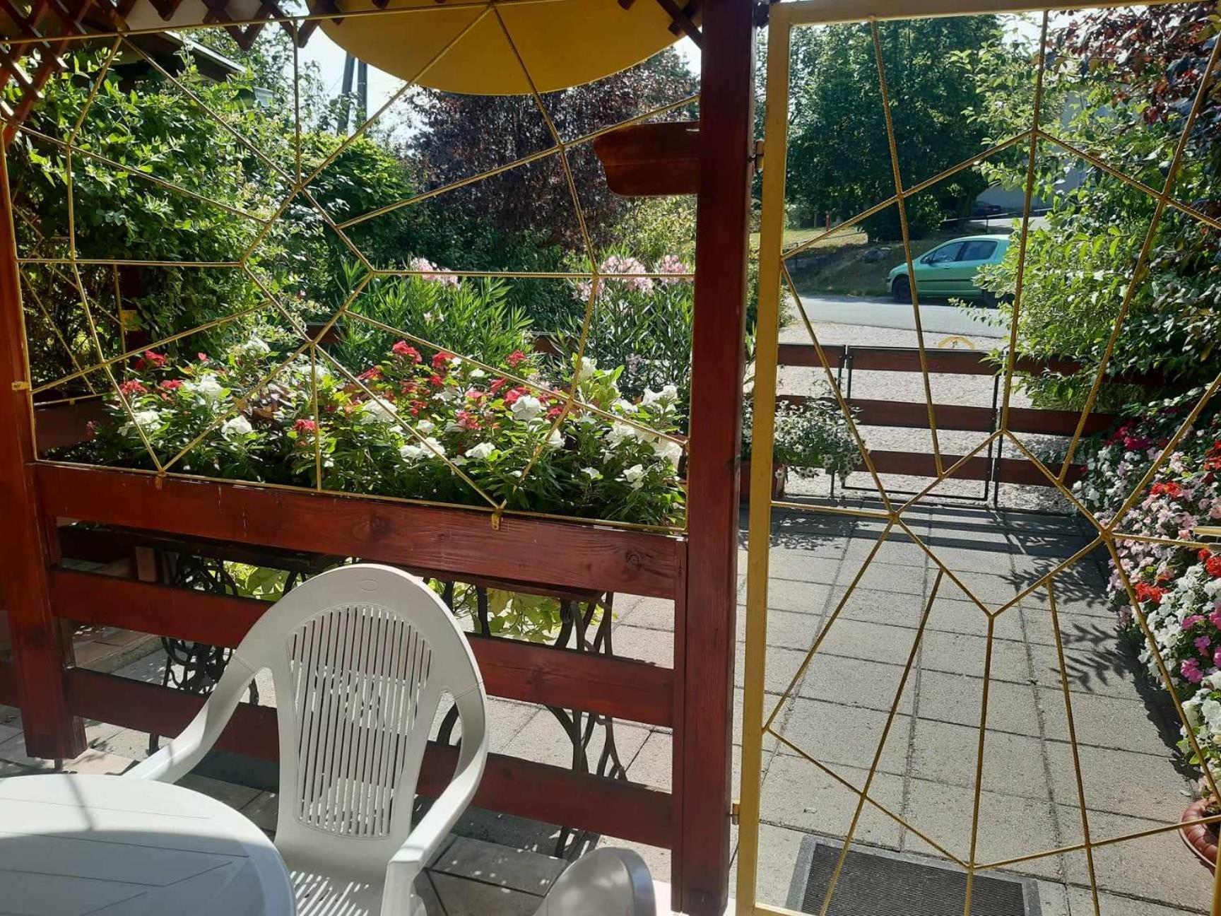 Gyoengyvirag Apartment Romhány Eksteriør bilde